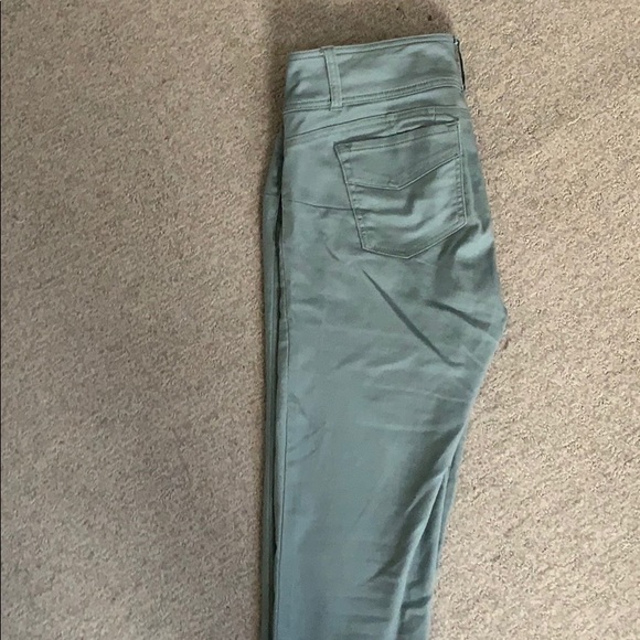 Thought it’d fit like a mum jean, ended up too big - Picture 2 of 5